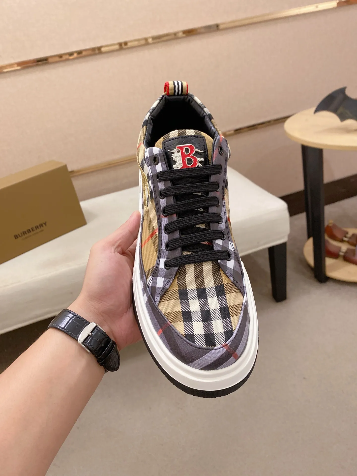 Men's shoes 💰: 420💰🇮🇹🇮🇹BURBERRY's top purchasing agents are available simultaneously at the counter. 🔍🔍On sale at the same time. Positive code number: 38-44 Italian imported first-layer cowhide with fabric. Fully imported sheepskin lining, sole: the original sole is specially provided by the original factory, the exclusive movable molded sole is super comfortable, the original factory follows the order, 🔍🔍high quality, you can go in and out of the counter at will, welcome to compare. Can be customized. 45 non-refundable